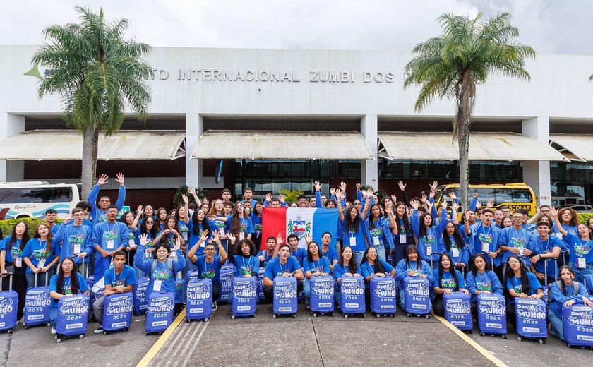 Estudantes do programa Daqui pro Mundo desembarcam em dois voos neste sábado