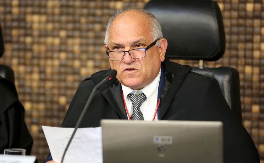 Pré-candidatos travam disputa de ações no TRE