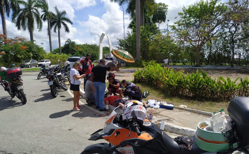 Samu socorre vítima de colisão entre carro e moto na Durval de Góes Monteiro