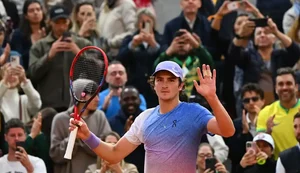 João Fonseca cai, mas duplas brasileiras vencem em Roland Garros