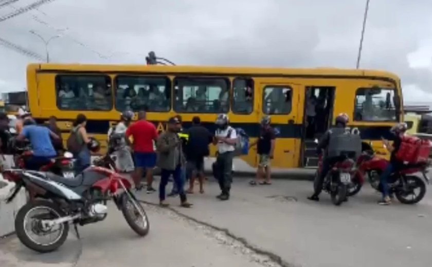 Mulher quebra perna e vai parar embaixo de transporte escolar após acidente entre coletivo e motocicleta