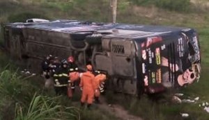 Músico da Banda de Deivinho Novaes morre após ônibus tombar em São Sebastião