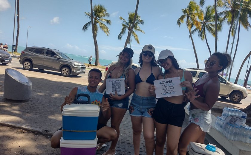 Turma vende água para custear formatura