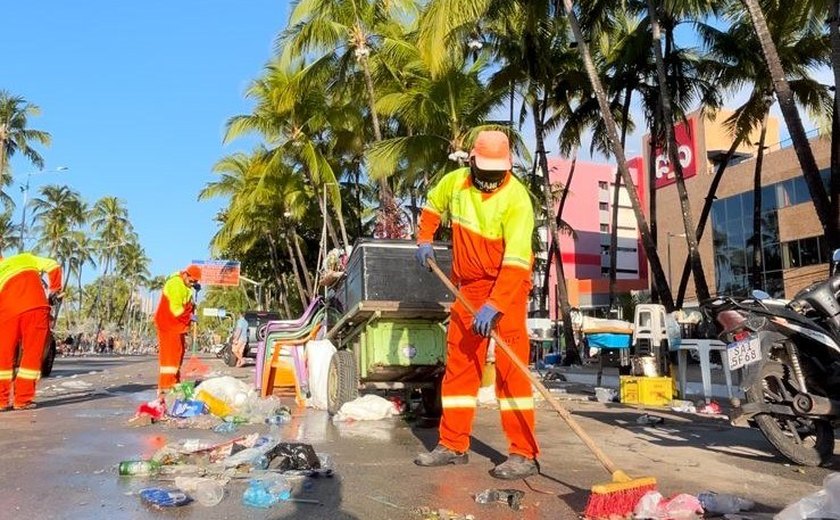 Mais de 60 toneladas de lixo são recolhidas nas praias após a virada