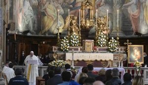 Papa diz que compartilhar bens 'não é comunismo, mas cristianismo' em missa com presos