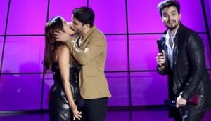 Anitta dá 'beijão' em cantor durante Prêmio Multishow