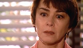 'O Clone': Edna descobre traição e deixa Albieri no fundo do poço