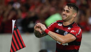 Flamengo passa pelo Corinthians no Maracanã e segue líder isolado