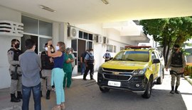 Paciente ameaça servidores e quebra portas de vidros de hospital em Maceió