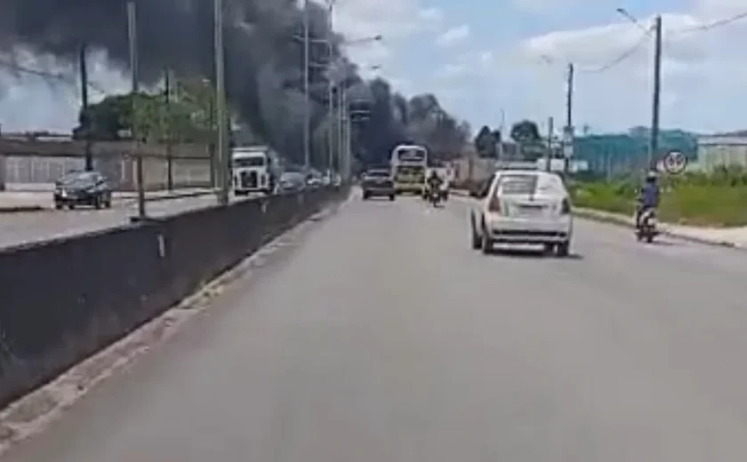 Fumaça densa tira visibilidade de motoristas e pedestres na AL-110