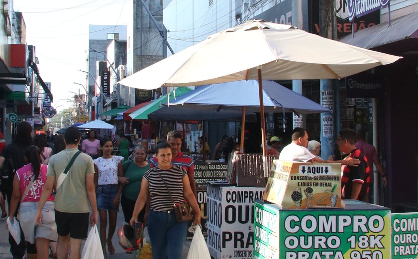 Ambulantes superlotam o Calçadão do Comércio de Maceió