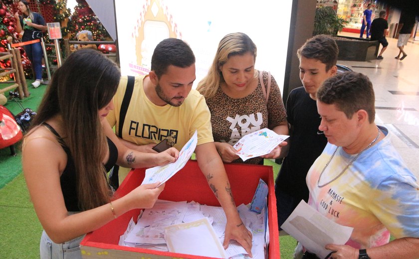Papai Noel dos Correios: mais de 400 cartas são adotadas no primeiro dia