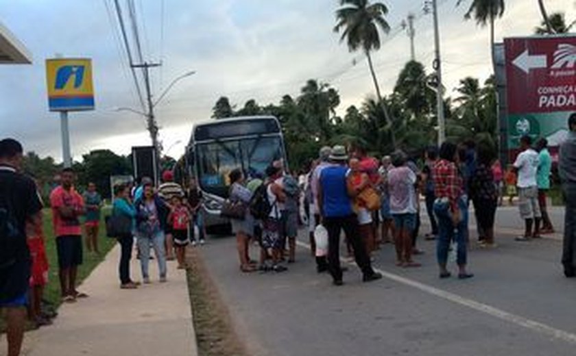 Moradores de Ipioca protestam contra mudança no itinerário de linhas de ônibus