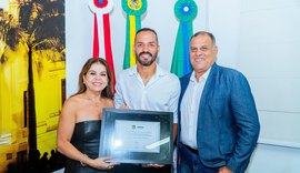 Em meio à polêmica por escalação contra o CRB, Anselmo Ramon recebe homenagem na Câmara de Maceió