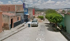 Bombeiros capturam cobra de um metro no teto de casa em Santana do Ipanema