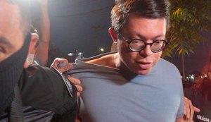 Populares acompanham prisão de DJ Ivis com vaias e xingamentos