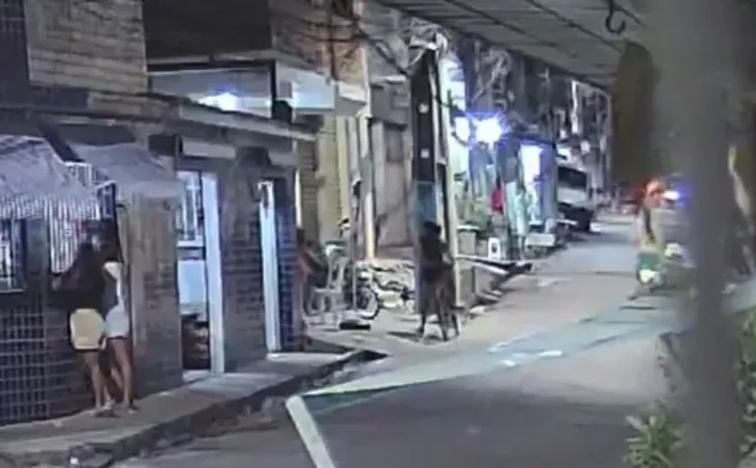 Morre jovem baleado em atentado a tiros no Jacintinho; dois menores ficaram feridos