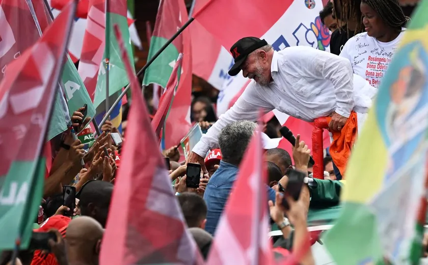 TSE manda remover fake news sobre boné usado por Lula no Complexo do Alemão