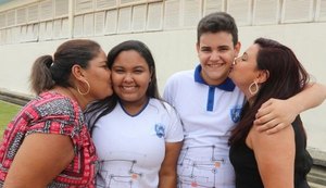 Mães e filhos compartilham amor pela rede estadual de ensino