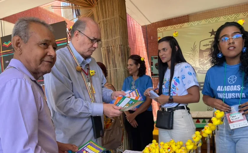 Reitor da Ufal destaca importância da inclusão social durante visita à Bienal do Livro