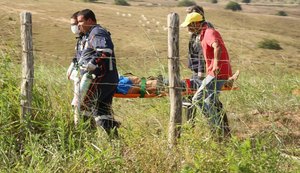 Condutor perde controle e carro capota na AL-220, em Limoeiro de Anadia