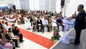 Justiça Itinerante oficializa união de 51 casais no Jacintinho