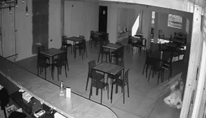 Homem é flagrado se rastejando no chão durante furto a restaurante em Arapiraca