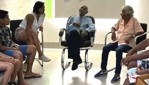 Idoso morre e corpo é velado sentado em cadeira