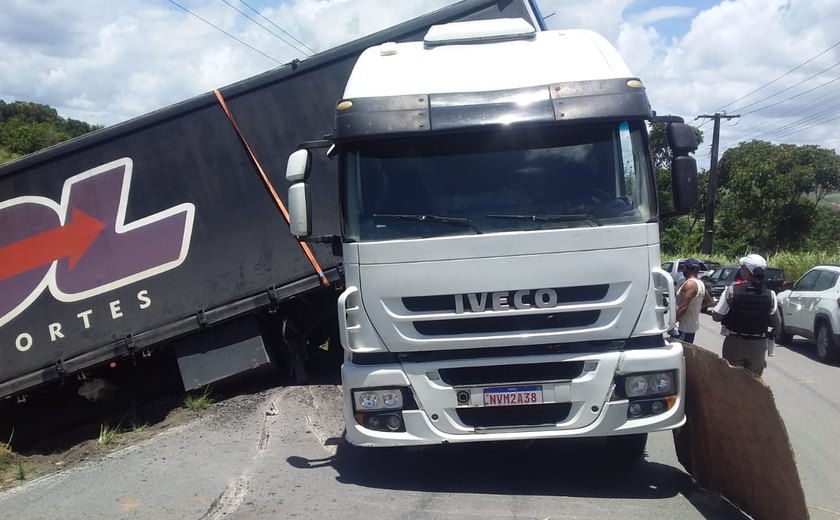 Carreta quase cai em ribanceira e toda carga de açúcar é saqueada