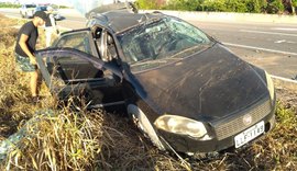 Motorista capota carro após se surpreender com mudança brusca de outro veículo