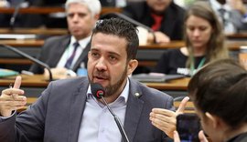 Janones confirma apoio a Lula no segundo turno e diz que Bolsonaro é incompetente até para dar um golpe