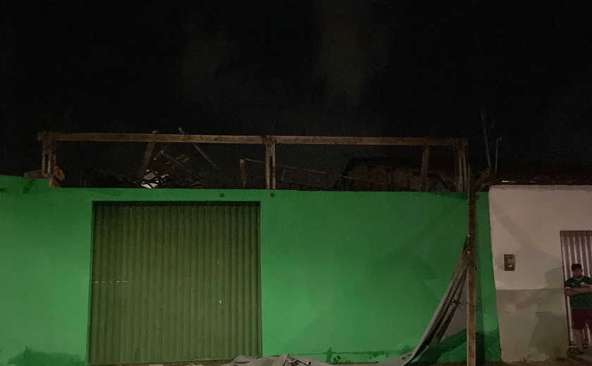 Danos materiais: telhado de escola desaba em Arapiraca