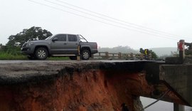 Parte de ponte em São Luís do Quitunde cede, mas não deixa feridos no local