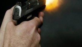 Bandidos trocam tiros com a polícia e fogem em veículo roubado