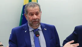 Carlos Lupi pede demissão do Ministério da Previdência após fraude no INSS