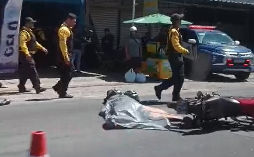 Duas pessoas morrem em acidente entre moto e caminhão na Via Expressa
