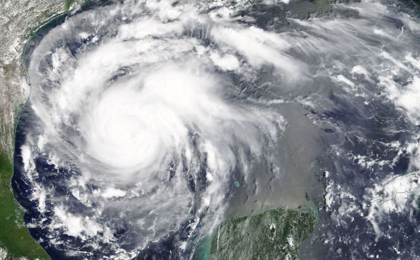Furacão Harvey ganha força e pode se tornar tempestade mais forte nos EUA