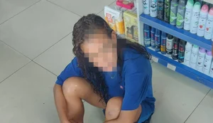 Casal quebra vidraçaria de farmácia e furta vários produtos; mulher é presa e confessa o ato criminoso
