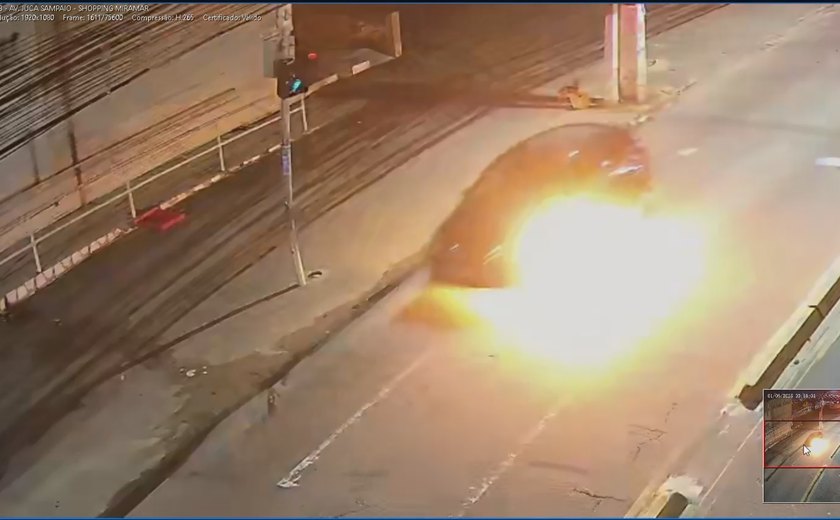 Vídeo: carro pega fogo durante deslocamento no Barro Duro