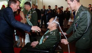 Bolsonaro diz que não há divisão entre militares e olavistas: 'Tudo é um time só'