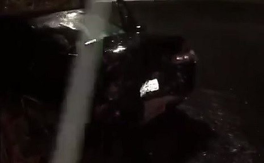 Carros colidem de frente na ladeira de Fernão Velho