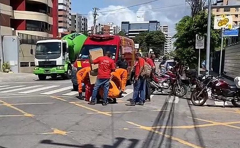 Motociclistas ficam feridos após colisão frontal em cruzamento da Ponta Verde