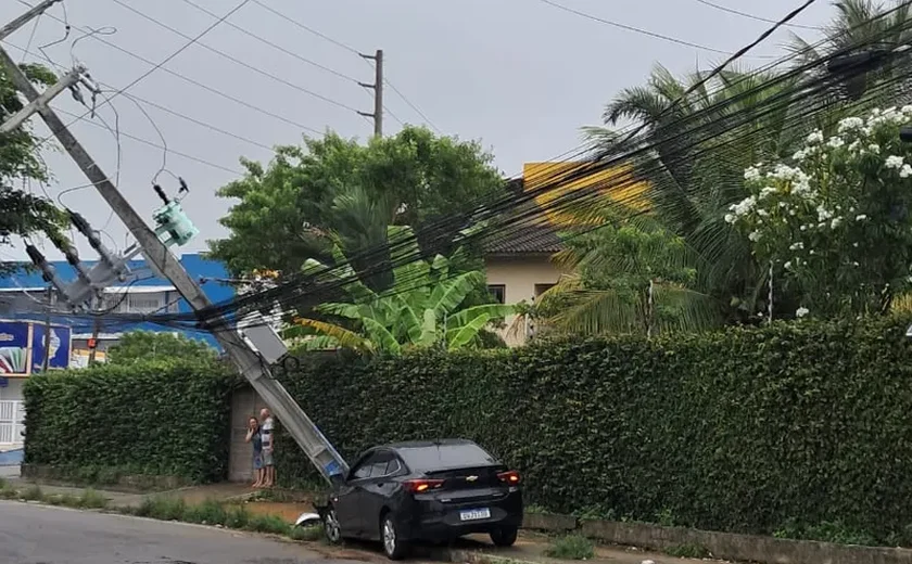 Carro colide em poste e deixa Conjunto José Tenório sem energia elétrica
