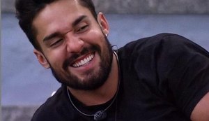 Bil lamenta preconceito por ser bonito e público acha graça: 'Difícil a vida dele'