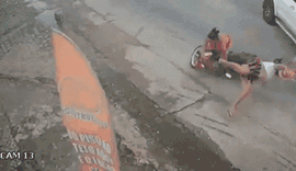 Duas mulheres e uma criança de 2 anos ficam feridas em acidente entre carro e moto