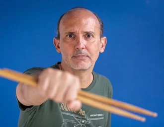 Carlos Ezequiel, baterista e compositor alagoano, lança o single “Jogo dos Sete Erros”