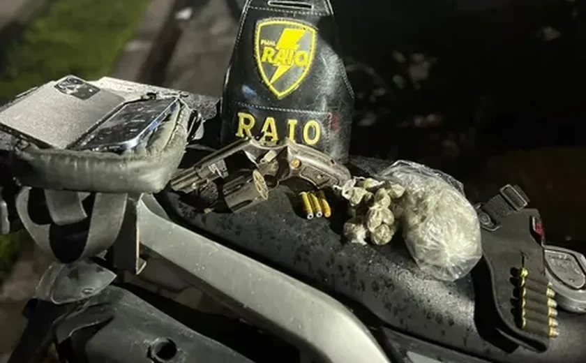Dois homens são detidos com armas e drogas no Jacintinho