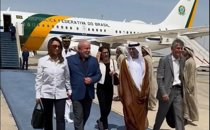 Após viagem à China, Lula chega aos Emirados Árabes