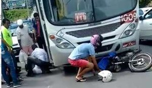 Moto cai embaixo de ônibus e condutor fica ferido