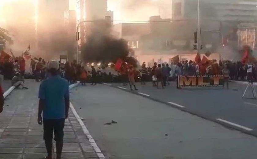 Motorista fura bloqueio em Maceió e faz disparos com arma de fogo em manifestação